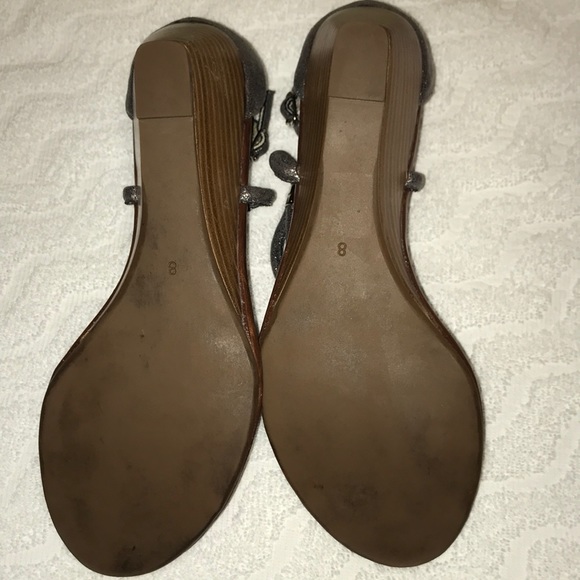 Woman’s wedge sandal. - Picture 3 of 5